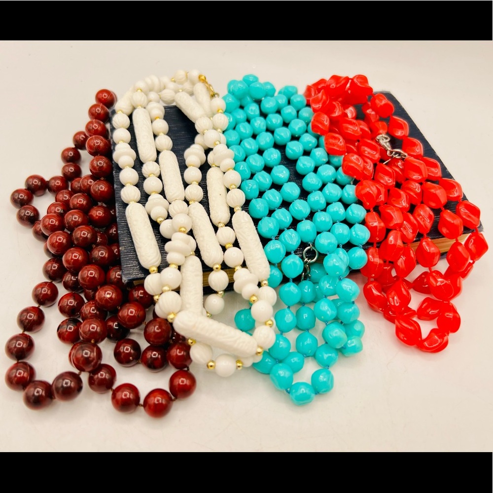 Lot of 4 vintage SARAH COVENTRY plastic bead necklaces red turquoise white - Picture 11 of 12